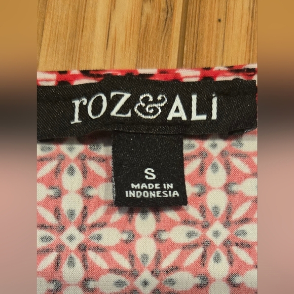 NWOT Roz & Ali Women's Patterned Top - Picture 7 of 11